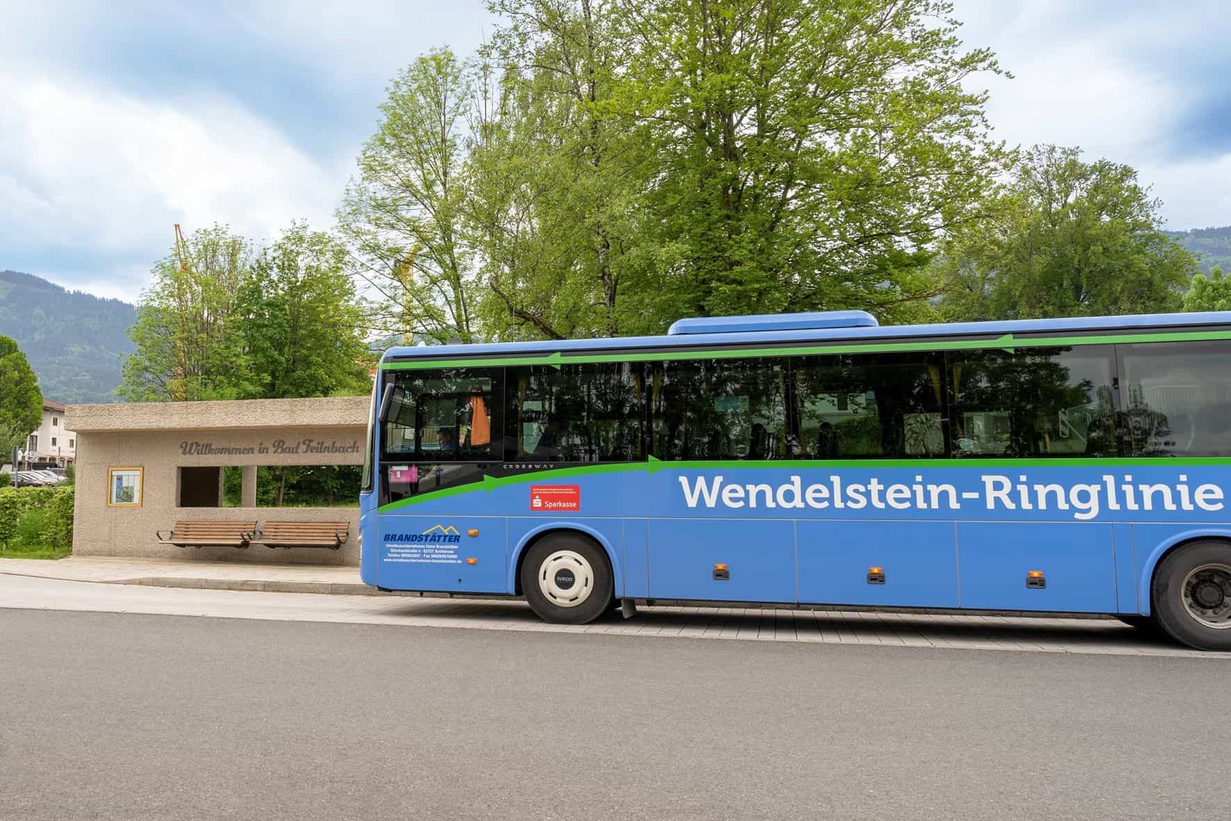 Blauer Linien-Bus der Wendelstein-Ringlinie an einer Haltestelle