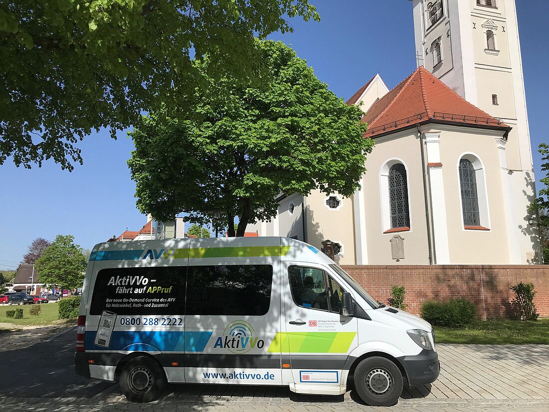 AktiVVo-Kleinbus vor der Kirche in Altenmünster