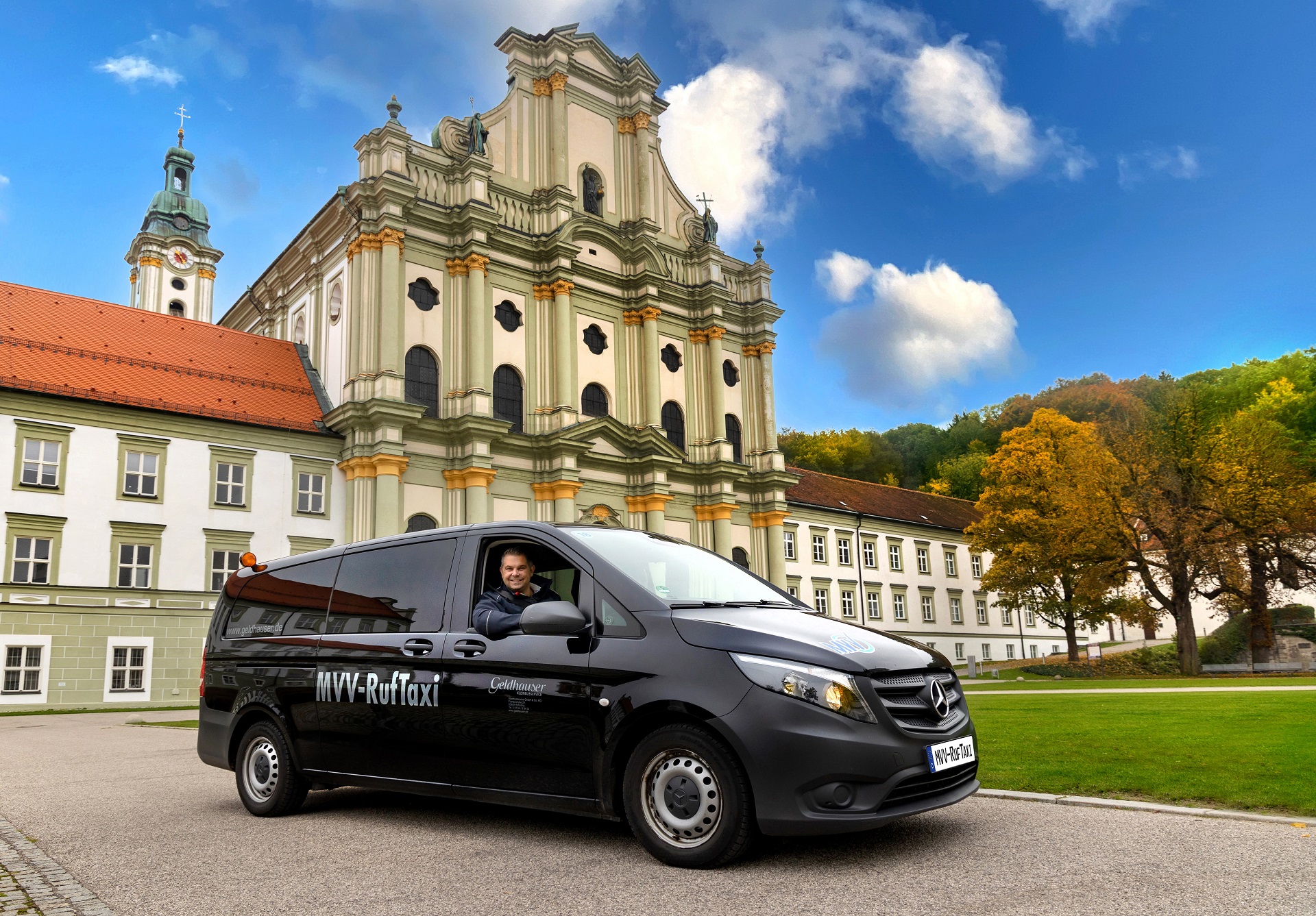 MVV-RufTaxi vor dem Kloster Fürstenfeld