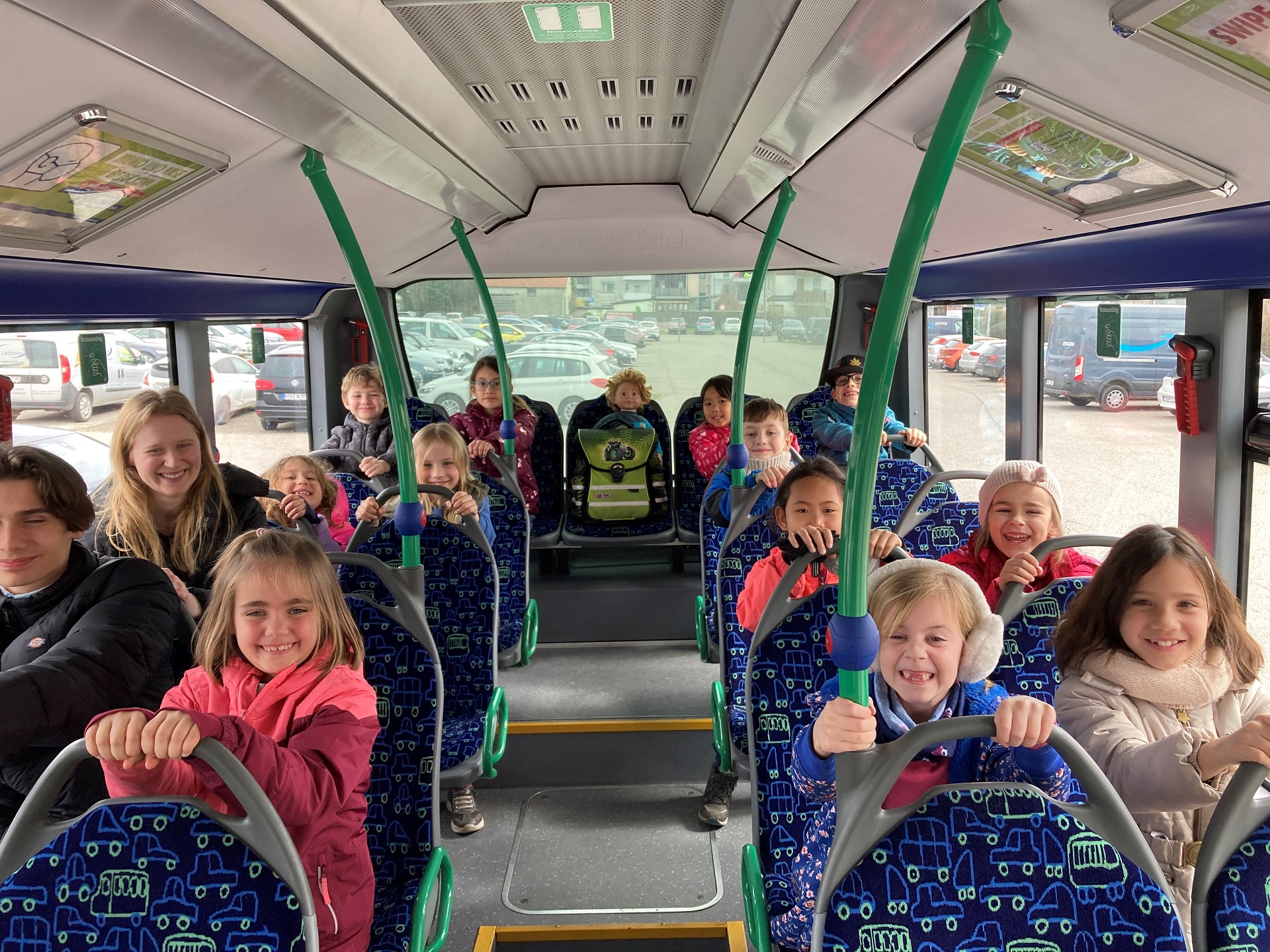 lachende Kinder in einem Bus während des Bustrainings