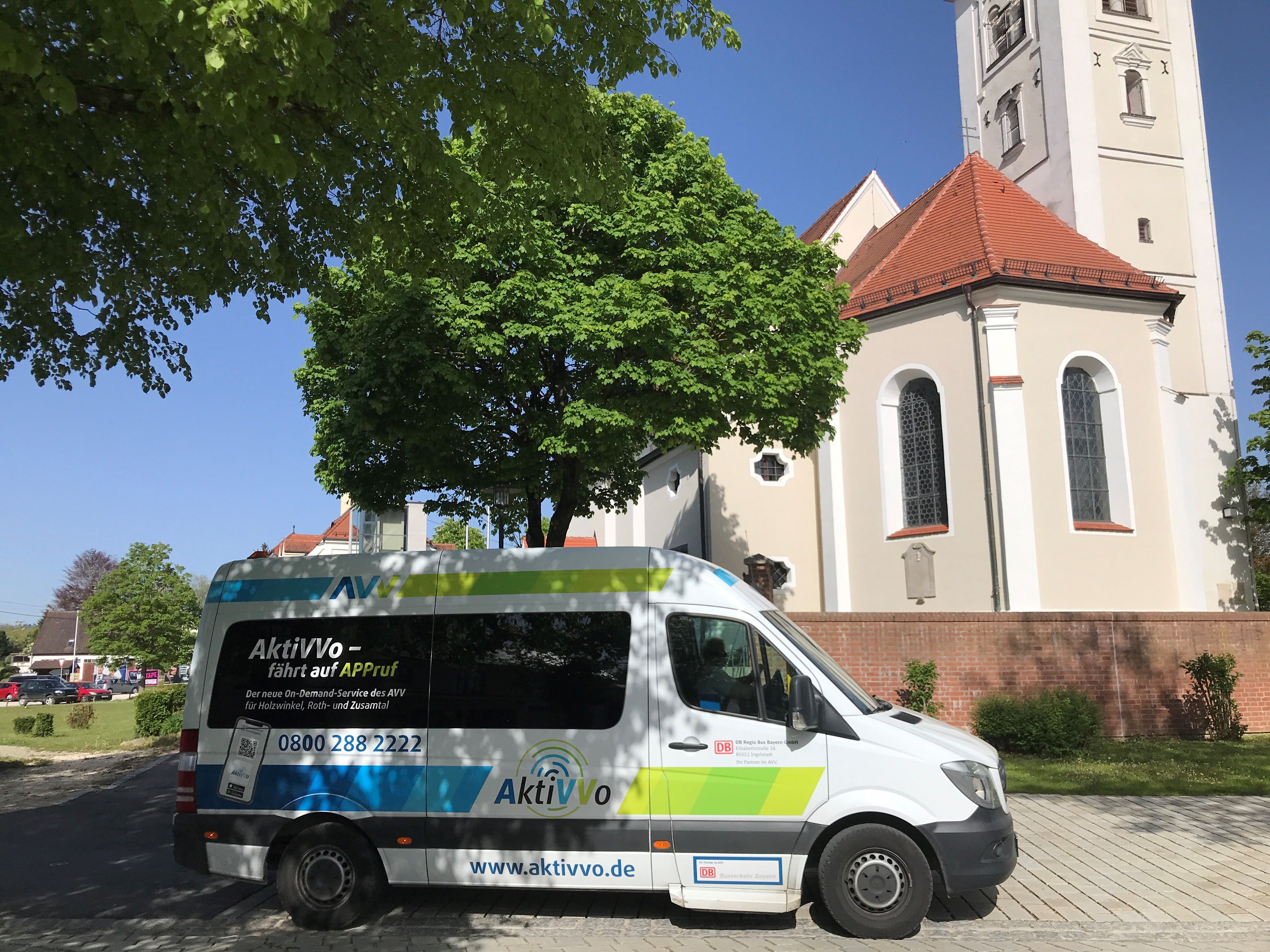 AktiVVo-Kleinbus vor der Kirche in Altenmünster